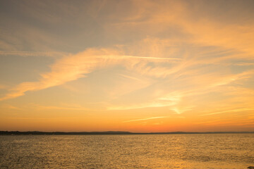 Romantyczny widok na zachód słońca nad morzem Bałtyckim