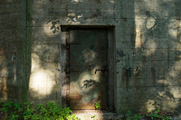 Stare, zabytkowe, metalowe drzwi