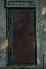 Rdzawe, zabytkowe drzwi
