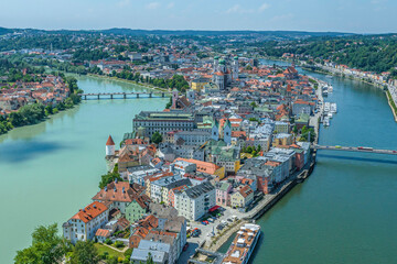 Ausblick auf die Universitätsstadt Passau im Sommer, die Altstadt auf der Halbinsel zwischen Donau und Inn