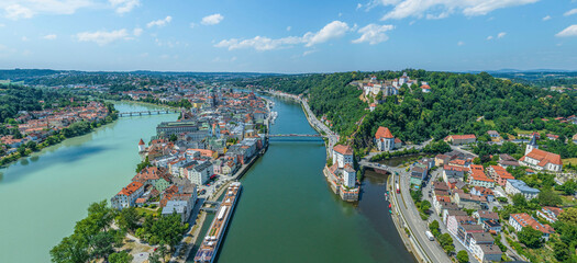Panoramablick über die Universitätsstadt Passau an Donau, Inn und Ilz im Sommer