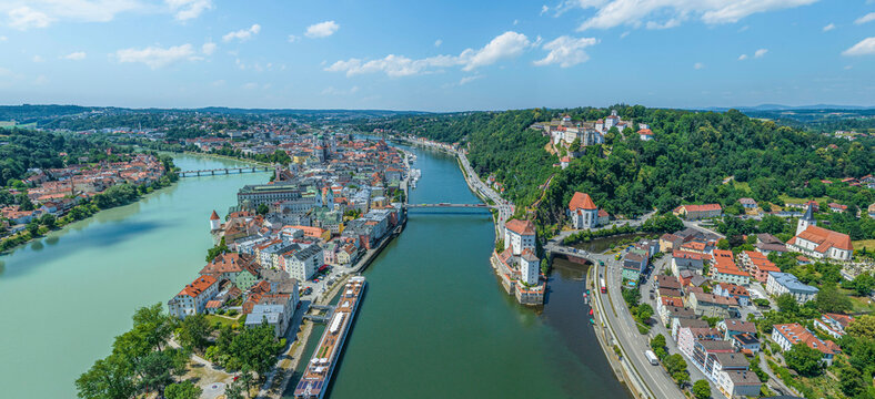 Panoramablick &uuml;ber die Universit&auml;tsstadt Passau an Donau, Inn und Ilz im Sommer
