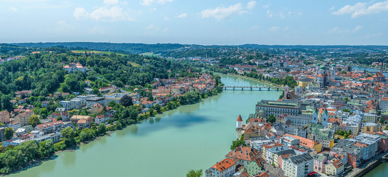 Die Universit&auml;tsstadt Passau an Donau, Inn und Ilz im Sommer, Blick zur Innstadt mit der Wallfahrtskirche Maria Hilf