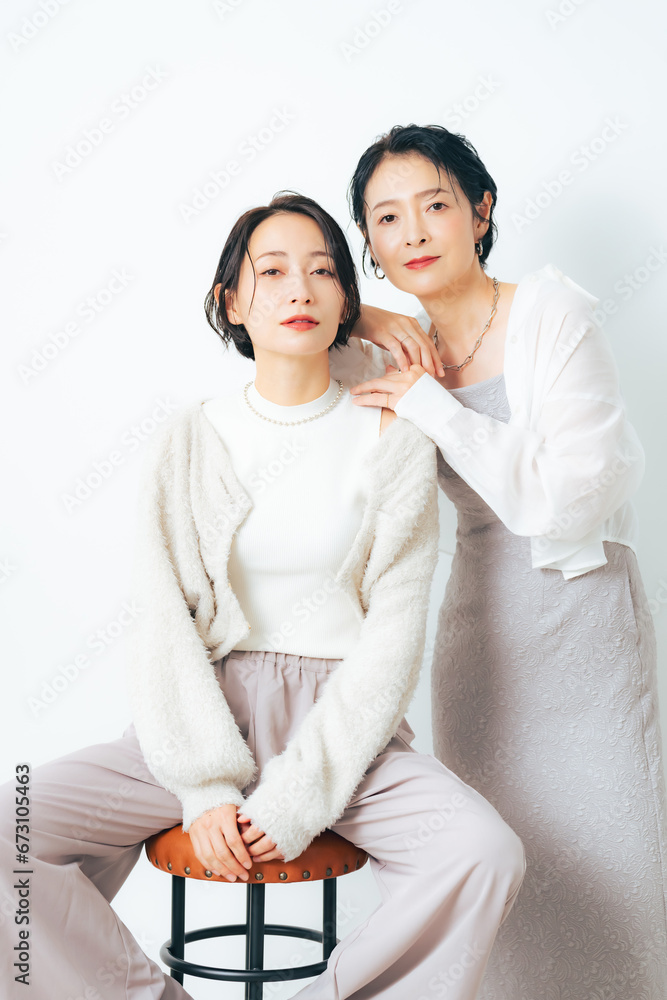 Aufkleber お洒落なミドル女性二人のファッションポートレート　スキンケア　コスメ