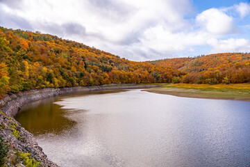 Herbstwanderung entlang der Edertalsperre zur versunkenen Stadt vom Edersee Atlantis  - Edertal -...