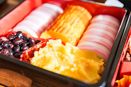 おせち料理 で 人気 の 紅白かまぼこ と 伊達巻 と 黒豆 と 栗きんとん 【 お節料理 】