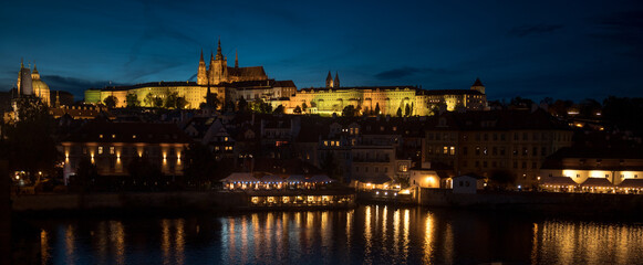 Le château de Prague (en tchèque : Pražský hrad) est le château fort où les rois de Bohême, les empereurs du Saint-Empire romain germanique, les présidents de la République tchèque siègent.