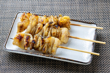 焼鳥、皮塩串(鶏皮の塩焼き)3本。
