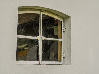Izolowane okno z pęknięta szybą - obrazy, fototapety, plakaty