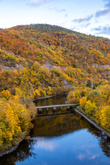 Fototapeta na wymiar Herbstwanderung entlang der Edertalsperre zur versunkenen Stadt vom Edersee Atlantis - Edertal - Hessen - Deutschland