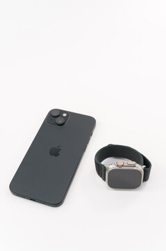immagine editoriale illustrativa primo piano di Apple Watch Ultra 2 e apple iPhone 15 Plus su superficie bianca