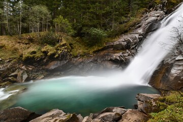 Wodospady Krimmler w austriackich Alpach. Najwyższe wodospady w Europie. Długi czas naświetlania