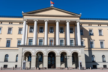 Royal Palace in Oslo, Norway, facade (norw.: Slottet, Det kongelige slott) - obrazy, fototapety, plakaty