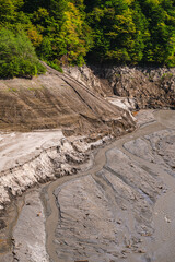 雨不足でむき出しになった梓湖の底
