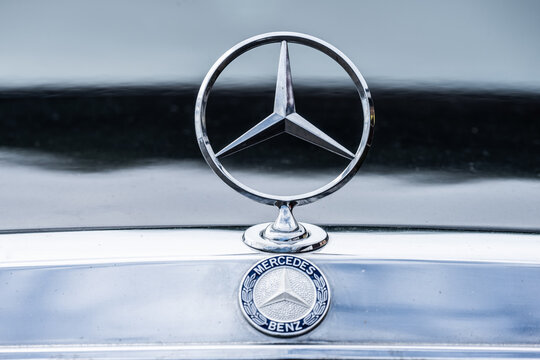Mercedes-Stern Bilder – Durchsuchen 1,305 Archivfotos, Vektorgrafiken und  Videos