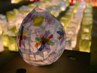 手作りの灯篭。夜に照らされる明り。