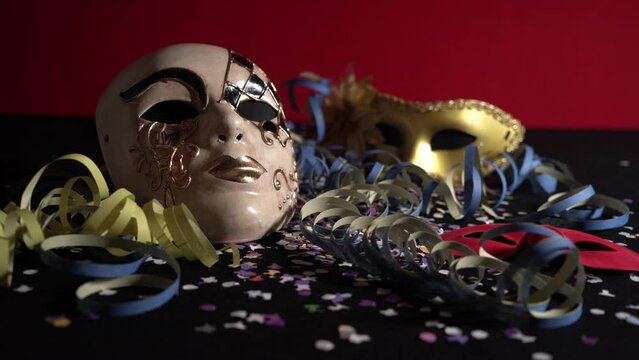 Luce in movimento su maschera di carnevale