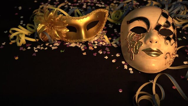Luci colorate intermittenti su maschera di carnevale