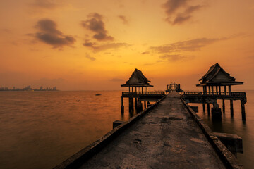 Background view Close-up of panoramic views (sea, bridge, twilight sky) is a natural beauty, the wallpaper of the morning sun.