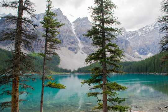 Vista de lago Moraine desde la orilla, Parque Nacional Banff en Canad&aacute;