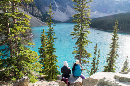 Chicas haciendo senderismo en el lago Moraine, Parque Nacional Banff en Canad&aacute;