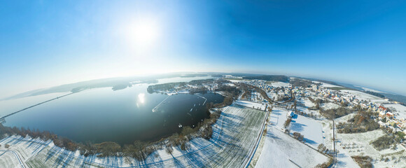 Kalte Wintersonne über dem Kleinen Brombachsee rund um die Ortschaft Absberg