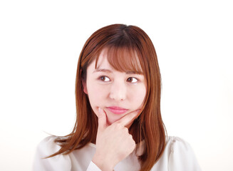 考え事をする若い女性（白バック）