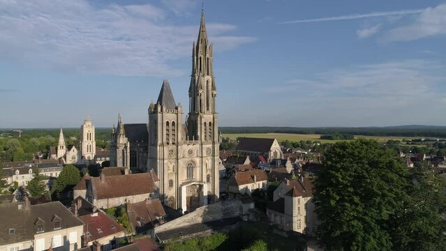 Vue a&eacute;rienne de Senlis, Oise, Hauts-de-France. Cathedrale Notre Dame de Senlis, &eacute;glise Saint Pierre et le centre ville.