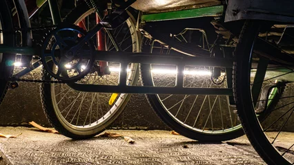 Crédence de cuisine en verre imprimé Vélo backlight photo art of the bottom of a parked pedicab with artistic lighting