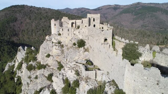 Ch&acirc;teau cathare de Puilaurens, Ari&egrave;ge, Occitanie. Vue a&eacute;rienne par drone.