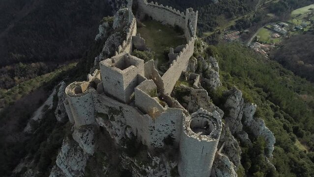 Ch&acirc;teau cathare de Puilaurens, Ari&egrave;ge, Occitanie. Vue a&eacute;rienne par drone.