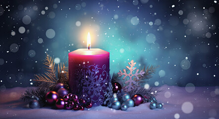 vela de navidad encendida junto bolas y figuras decorativas  sobre superficie nevada y fondo desenfocado azul  - obrazy, fototapety, plakaty