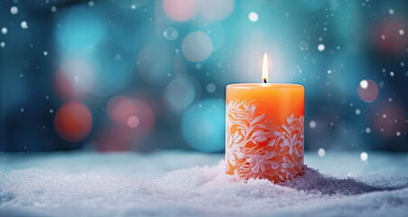 vela de navidad decorada y encendida sobre superficie nevada  y fondo desenfocado en tono azul - obrazy, fototapety, plakaty