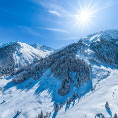 Winterlandschaft im starhlenden Sonnenschein bei Berwang in der Tiroler Zugspitz Region