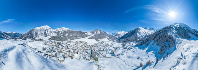 Panoramablick über den herrlich gelegenen Wintersportort Berwang in der Tiroler Zugspitz Region - obrazy, fototapety, plakaty