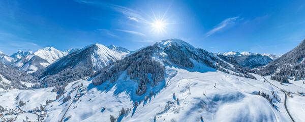 Traumhafte Winterlandschaft mit schneebedeckten Bergen bei Berwang in der Tiroler Zugspitz Region - obrazy, fototapety, plakaty