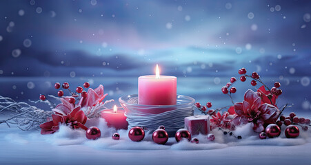 fondo invernal con vela de navidad junto bolas , caja regalo y plantas de acebo sobre superficie nevada y fondo montañoso con aurora boreal roja - obrazy, fototapety, plakaty