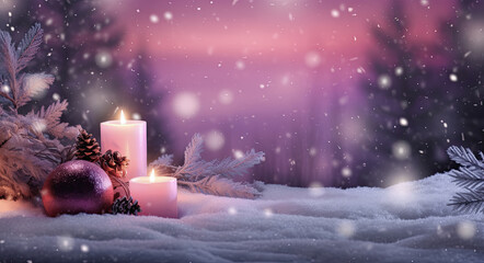 velas de navidad encendidas junto bolas y piñas sobre paisaje natural de bosque nevando y fondo desenfocado morado - obrazy, fototapety, plakaty