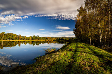 Jesień w okolicy Stawów Karpnickich.Stawy Karpnickie stanowią najwartościowszy biotop wodny...