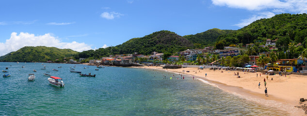 Vista panorámica de un pueblo de playa, isla taboga