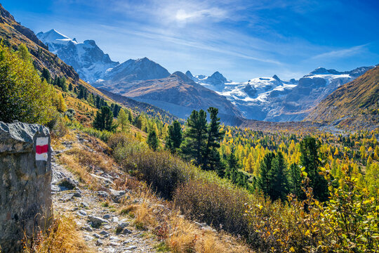 Wanderweg im herbstlichen Val Roseg, Pontresina, Engadin, Kanton Graub&uuml;nden, Schweiz,