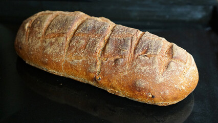 Brotlaib, Brotscheiben, Hutzelbrot, frisch gebackenes Brot mit Haselnüssen und getrockneten Birnen, Spezialität aus Südtirol