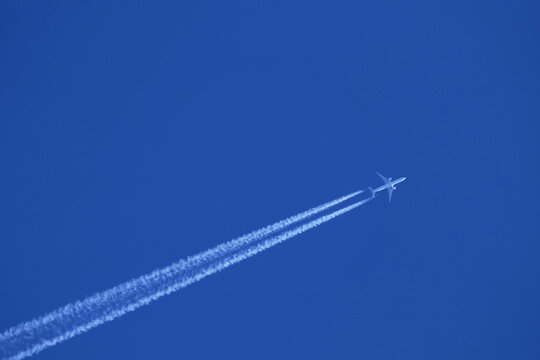 airplane in the sky © Maksim Mikhailov