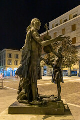 Cremona Piazza Stradivari statua ad antonio Stradivari