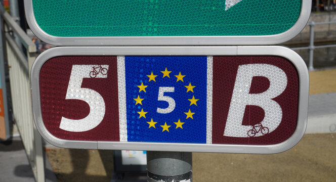 Hinweisschild zum EuroVelo 5 (Via Romea) in Belgien