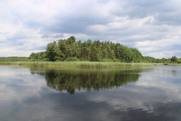 Fototapeta na wymiar Sky reflected in a lake | Hiking the 