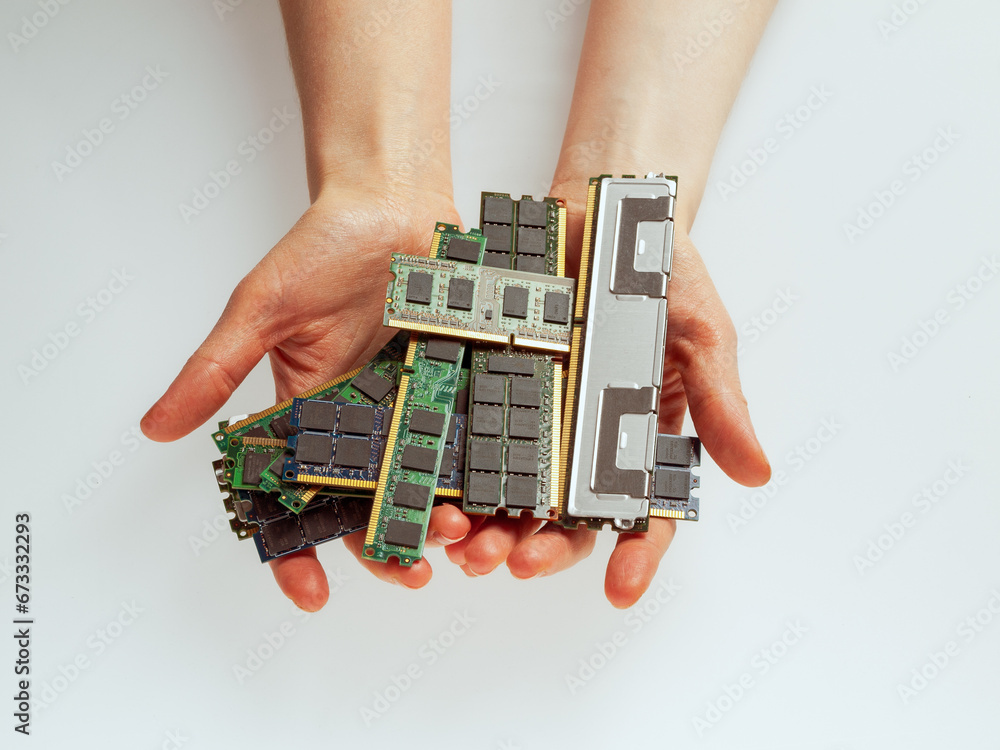 Aufkleber hand holding ram modules to assemble a computer, choosing the right components for a computer, types