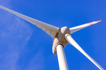 Nahaufnahme eines riesigen Windrades mit Rotorblättern
