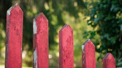 Puerta de piquete de madera pintada en rojo en jardín