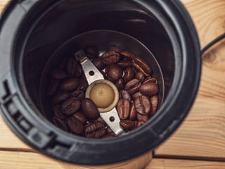 Electric coffee grinder for grinding coffee beans and preparing a coffee drink